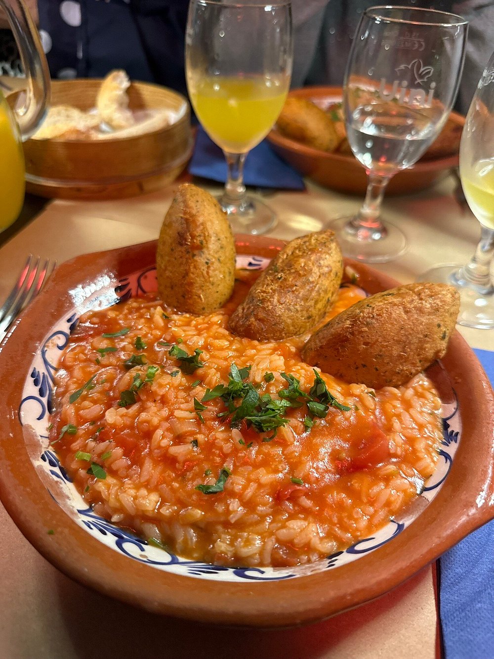 Arroz de tomate com pastéis de bacalhau